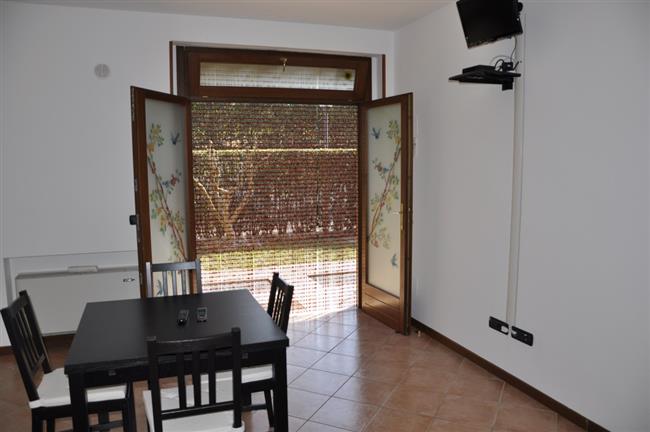 Soggiorno-cucina con accesso balcone
