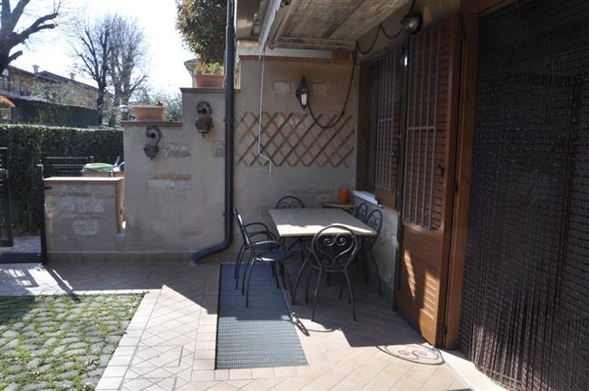 giardino con mobili