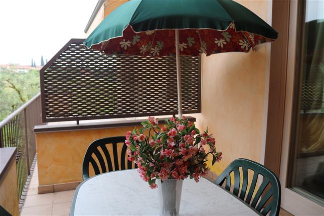 balcone con mobili da giardino