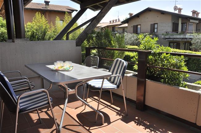 balcone con mobili da giardino