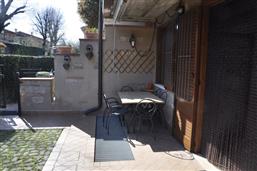 giardino con mobili
