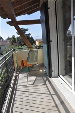 balcone con mobili da giardino