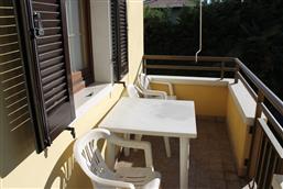 balcone con mobili da giardino