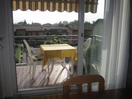 Soggiorno-cucina con accesso balcone